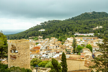 Obraz premium Unterwegs im Landesinneren auf der wunderschöne und sonnigen Balearen Insel Mallorca zum Castell de Capdepera - Spanien