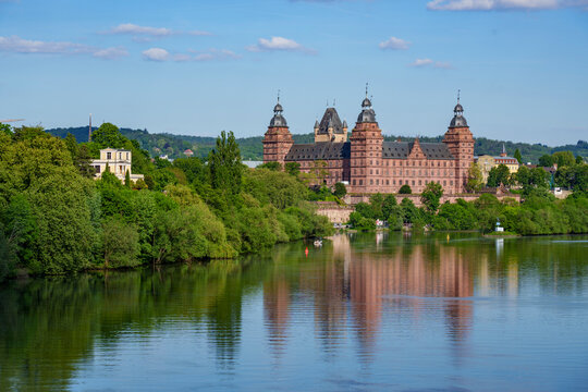 Schloss Johannisburg spiegelt sich im Main