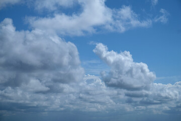 joli ciel bleu chargé de nuages blancs