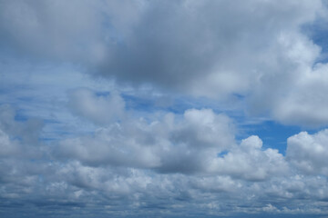 Obraz premium ciel d'été chargé de cumulus