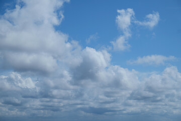 Obraz premium ciel d'été nuages blancs