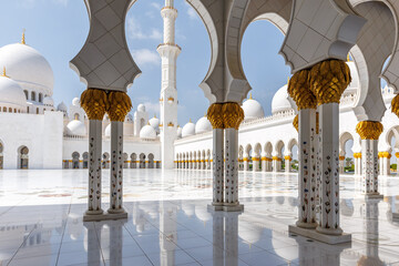 Fototapeta premium Sheikh Zayed Grand Mosque in Abu Dhabi, United Arab Emirates