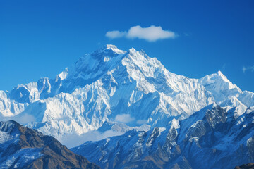 Obraz premium The mountain range is covered in snow and the sky is clear and blue