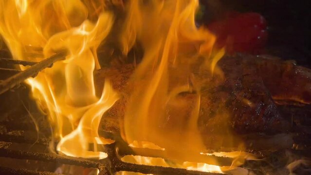 Carne asandose en una parrilla
