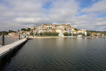 Vue d'ensemble du village, village de Bages, département de l'Aude, France