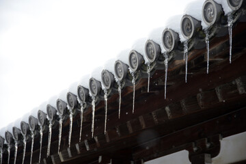 雪の東福寺　屋根瓦の氷柱　京都市東山区