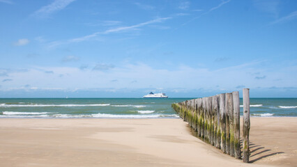 plage de sable de Sangatte dans le Nord Pas de Calais avec ferry sur la Manche entre la France et...
