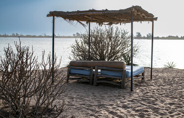 Hamacas para relajarse atardecer en el delta del Río Salou, Senegal