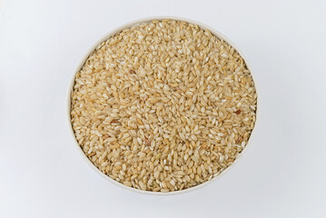 Cuenco de arroz integral, cereal sobre fondo blanco