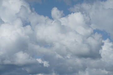 Schöner, heller Wolkenhimmel im Sommer mit Kumulus Wolken
