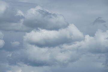 Obraz premium Schöner, heller Wolkenhimmel im Sommer mit Kumulus Wolken