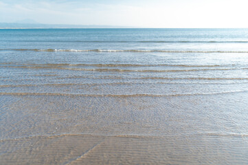 砂浜と波