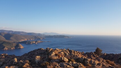 La c&ocirc;te sauvage corse vue depuis le sommet du Capo Rosso