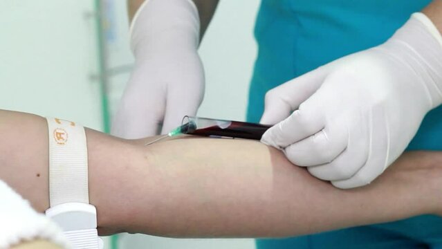  Doctora sacando muestras de sangre del brazo para un an&aacute;lisis de sangre,evaluaci&oacute;n paciente,Video sacando an&aacute;lisis de sangre.salud