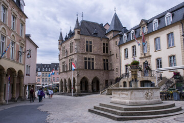 Obraz premium Stadtansicht mit Rathaus und Gerichtsgebäude Dënzelt