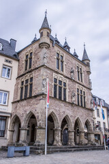 Gerichtsgebäude Dënzelt  mit Fassaden-Statuen