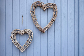 Zwei Herzen hängen an einer Holztür
