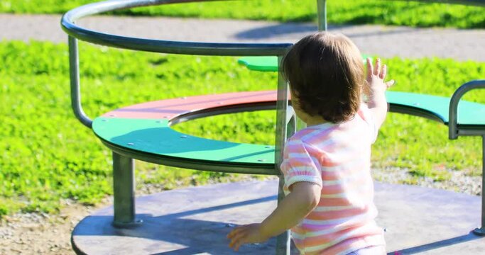 Una bambina curiosa al parco