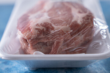 トレイに入った生の豚肉
