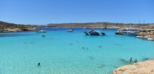 el lago azul de la isla de Comino en Malta