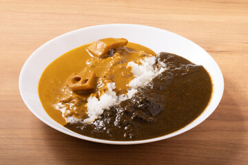なすとゴマのカレーとココナッツと根菜の合い盛りカレー