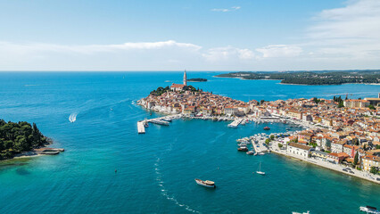 Picturesque landscape with Primosten old city, Croatia, Luftaufnahme von Rovinj-Istrien im Sommer.