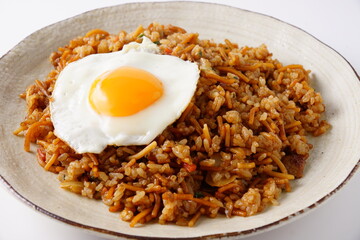 そばめしと目玉焼き