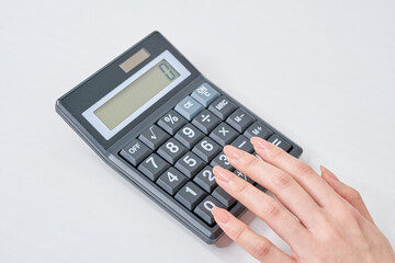 電卓を使う女性の手元