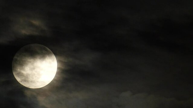 満月(full moon)【実写】雲がうっすらとかかる&ldquo;雲の変化が幻想的な風景&rdquo;(右にスペースあり)