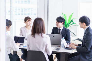 オフィスで仕事をするビジネスパーソン