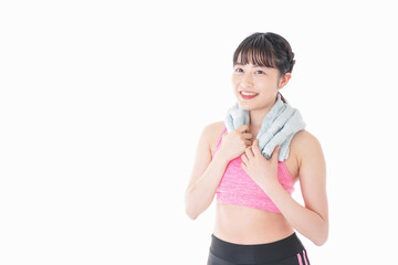 タオルで汗を拭く女性