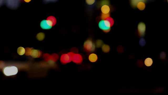 フィルムっぽさのある夜の表参道の車のライト（手持ちカメラ）