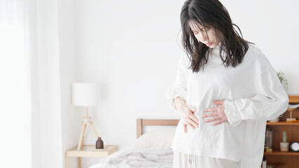  ぽっこりお腹を気にする女性