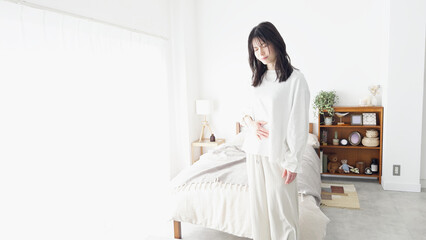  ぽっこりお腹を気にする女性