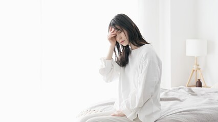 頭痛で悩む女性