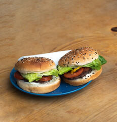 Comida. Par de Hamburguesas en plato azul sobre fondo de madera.
