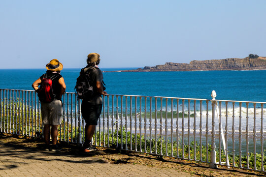 Turistas en la costa vasca (Mundaka)