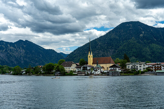 Rottach Egern am Tegernsee mit der Kirche Sankt Laurentius