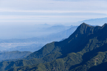 Naklejka premium Scenery view of the mountain blue sky
