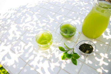 夏の緑茶のイメージ、木陰で楽しむ冷茶