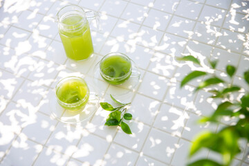 夏の緑茶のイメージ、木陰で楽しむ冷茶