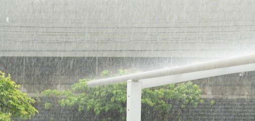 カーポートの屋根に降り注ぐ大雨
