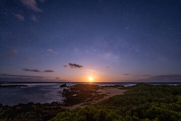 Moonrise Over the Sea with Milky Way，Stargazing in Honolulu, Oahu, Hawaii. May