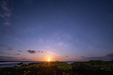 Moonrise Over the Sea with Milky Way，Stargazing in Honolulu, Oahu, Hawaii. May