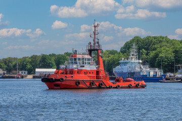 Fototapeta premium Port of Gdansk, Poland, large tanker PEARY SPIRIT enters the port, port tug TYTAN sails to assist