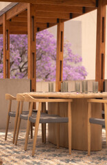 mesa de madera en la terraza con arboles de fondo