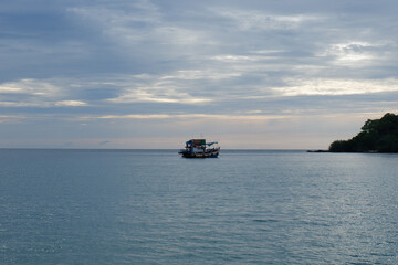 เรือเล่นในแม่น้ำตอนเย็น