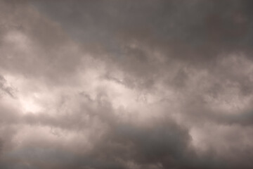 Obraz premium storm background in the sky with muggy and hot clouds