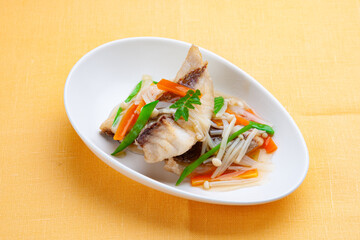 鯛の唐揚げ。野菜餡掛け