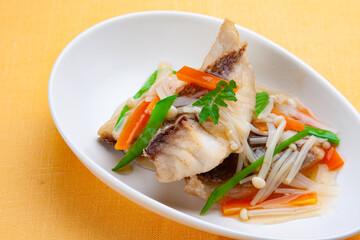 鯛の唐揚げ、野菜餡掛け